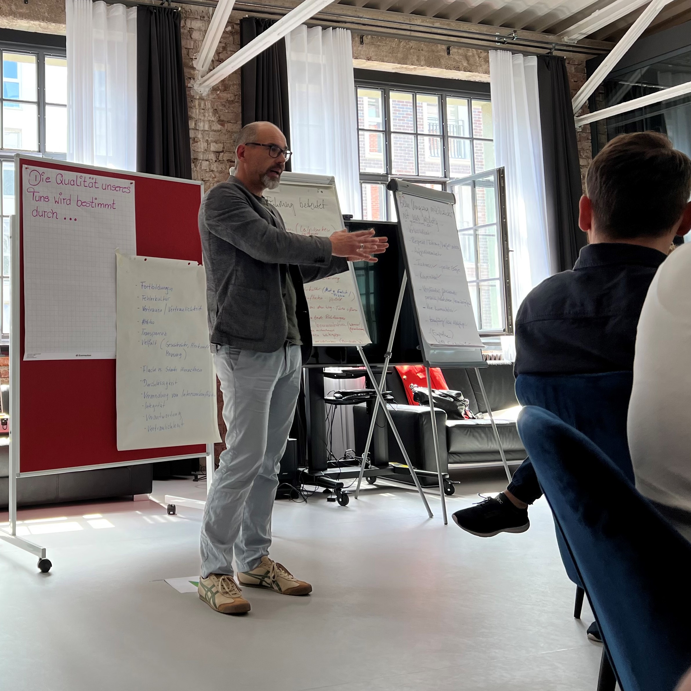 Personen bei einem Workshop von WortwerkWeimar