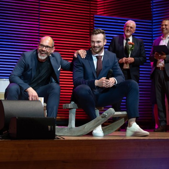 Christian Stadali auf der Bühne mit Nachwuchssportler des Jahres Karl Brych bei der Weimarer Sportlergala 2022